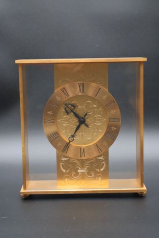 HOUR LAVIGNE - Horloge en métal doré moderne. 24 x 21.5 x 7 cm.