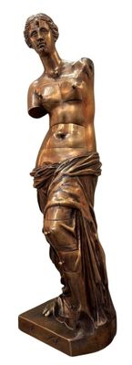 statue en bronze représentant une femme tenant un vase sur un socle