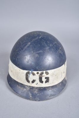 un vieux casque bleu orné d'une bande blanche autour de la nuque
