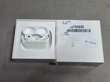 une boîte blanche contenant une paire d'AirPods