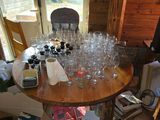 de nombreux verres à vin vides posés sur une table dans une pièce