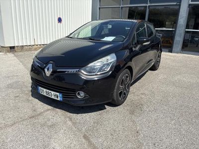 une voiture noire garée devant un bâtiment