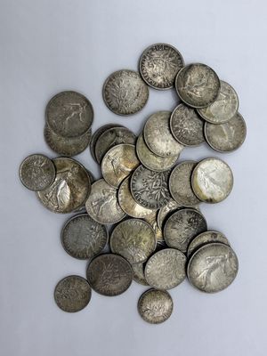 une pile de pièces d'argent sur une surface blanche