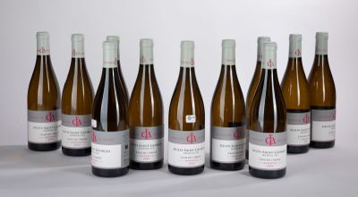 six bouteilles de vin sont alignées sur une table