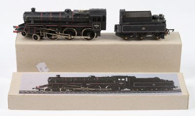 deux trains miniatures exposés sur une surface blanche