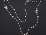 un gros plan d'un collier de perles sur fond noir