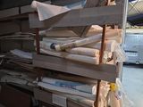 de nombreux rouleaux de papier empilés sur une palette dans un entrepôt