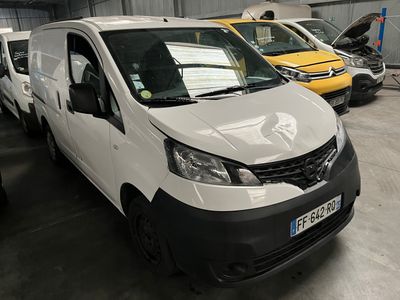 une camionnette blanche garée dans un garage