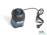 une image représentant une pompe électrique bleue et noire posée sur une surface blanche
