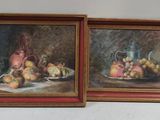 deux tableaux représentant des fruits posés sur une table et un vase posé sur une table
