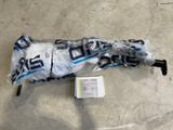 un parapluie emballé dans du plastique, posé par terre