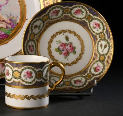 une tasse et une soucoupe posées sur une table à côté d'une assiette