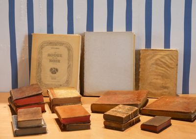 de nombreux livres anciens posés les uns à côté des autres sur une table