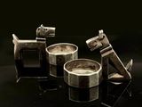 trois tasses posées sur une surface noire