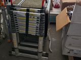 un chariot sur lequel sont posés de nombreux cartons