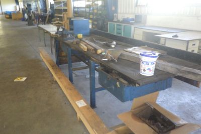 une photo d'une usine où l'activité bat son plein