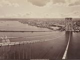 photographie en noir et blanc d'un pont enjambant un vaste plan d'eau
