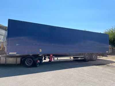 un gros semi-remorque garé sur un parking