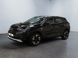 un SUV noir garé dans une pièce aux murs blancs