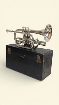 F. SUDRE Trompette en métal nickelé marquée "Halari" Complèt…