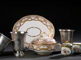 de nombreux types de vases et de coupes sur la table