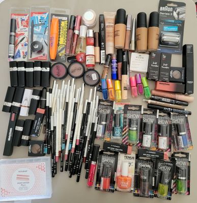 beaucoup de maquillage et de produits de maquillage disposés sur une table