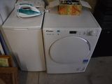 une machine à laver blanche et un sèche-linge placés l'un à côté de l'autre