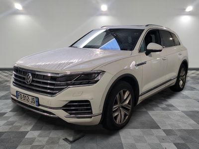 La Volkswagen Touareg blanche est garée sur un sol à damier