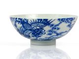 un bol bleu et blanc orné d'un dragon