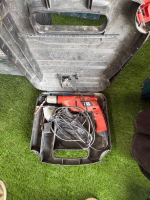 un outil posé dans un étui sur l'herbe