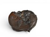 une petite boîte en bois ornée d'un motif de poisson