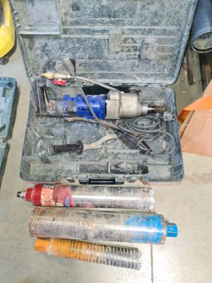 une boîte à outils avec des outils à l'intérieur sur le sol
