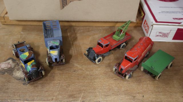 DINKY TOY : lot de véhicules miniatures : camions, charrette ; jo...