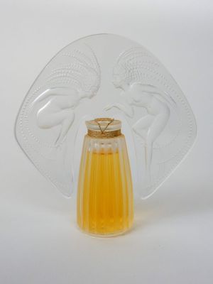 un vase en verre contenant un liquide jaune