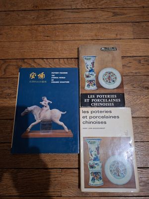 deux livres posés sur la table, qui se trouve elle-même par terre