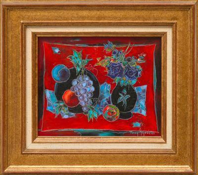 un tableau représentant un vase orné de raisins et de fruits sur fond rouge