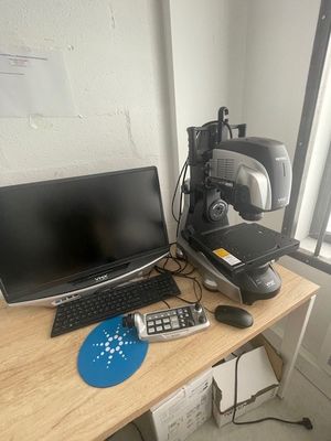 un bureau sur lequel se trouvent un ordinateur portable, un écran, un clavier et une souris