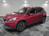 un 4x4 rouge garé dans un garage au sol en damier