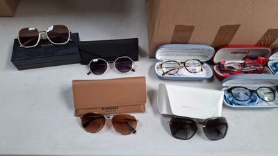 plusieurs paires de lunettes de soleil et un étui posés sur la table