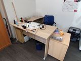 un bureau en bois avec une chaise bleue dans un coin de la pièce