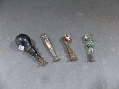 quatre types différents de bouteilles de vin posées sur une table