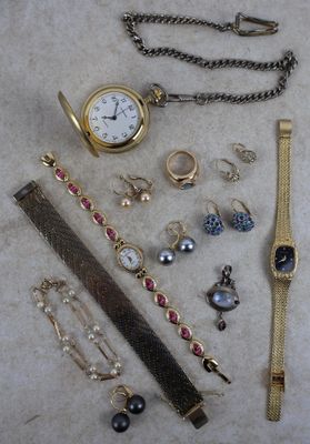 beaucoup de bijoux posés à même le sol