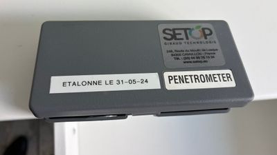 un gros plan d'un petit appareil électronique posé sur un bureau