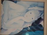 une photo d'un tableau sur le mur d'une salle de bain