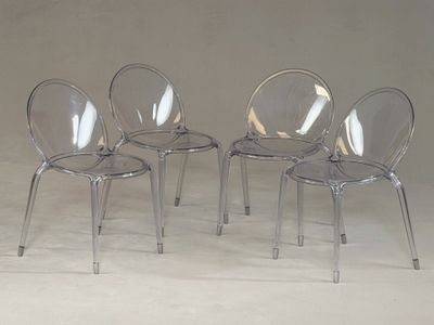 trois chaises en plastique transparent placées les unes à côté des autres sur une surface blanche