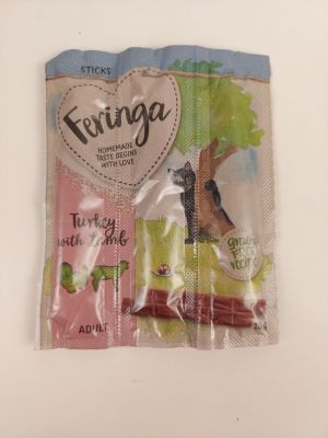 un sachet de friandises pour chien posé sur la table