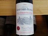 une bouteille de vin posée sur une étagère