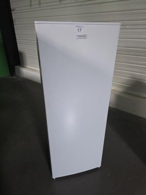 une photo d'un réfrigérateur blanc dans un garage