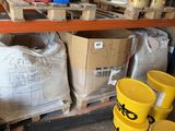 de nombreux seaux de peinture sur les étagères du garage