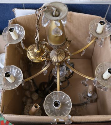 une boîte contenant un lustre